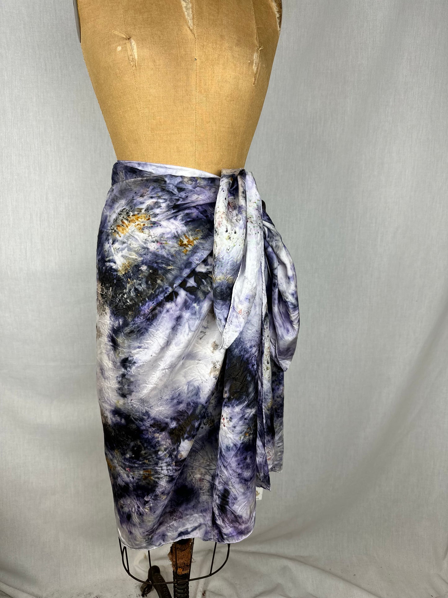 Plant magic silk sarong - violet essence